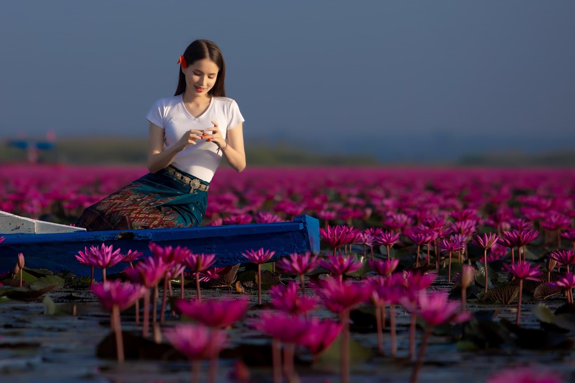クムパワピー紅い睡蓮の海:壮大な蓮の花が咲き誇る水面
