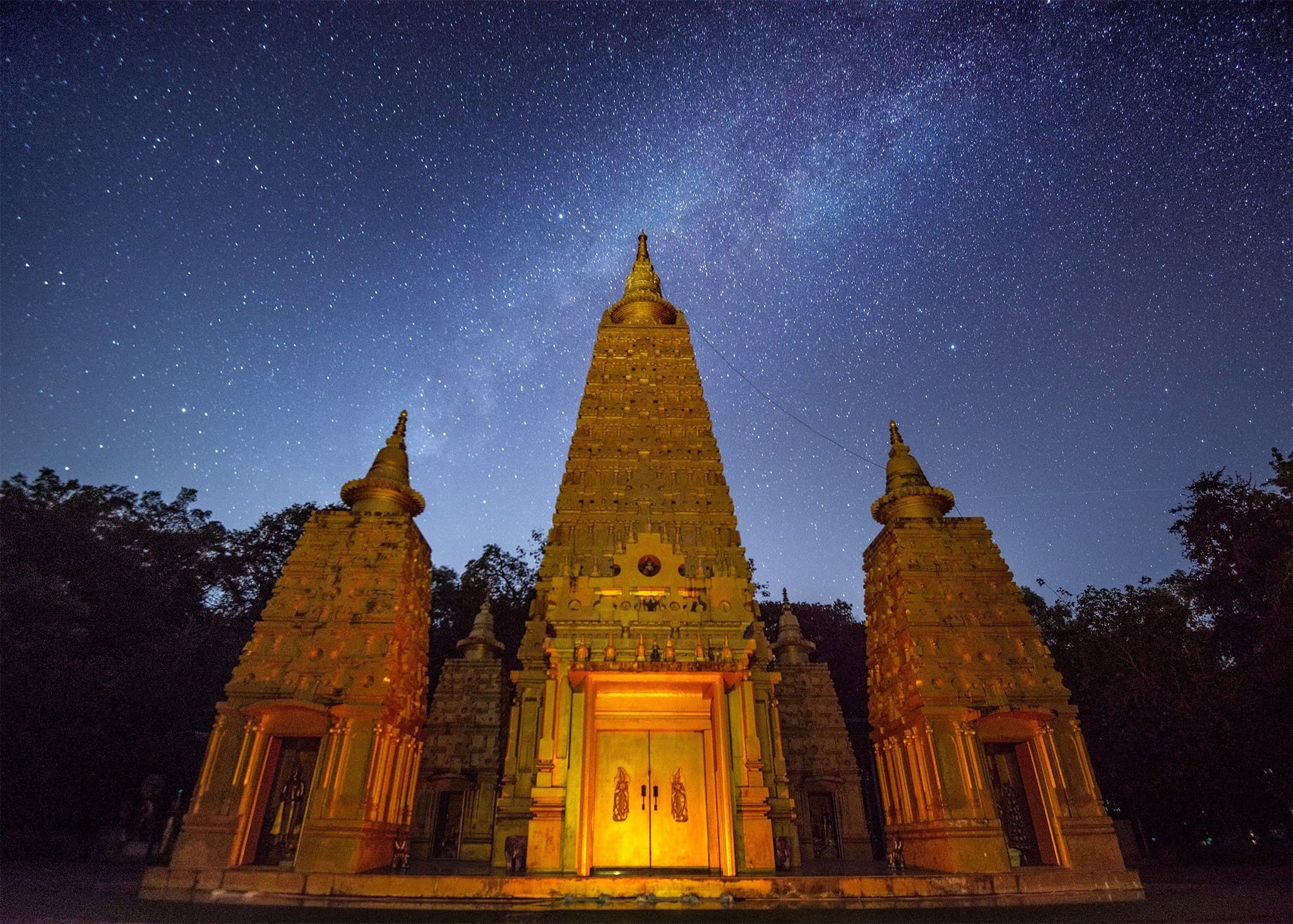 Wat Pa Phutthakhaya Don That: Replica Pagoda, Golden Grandeur